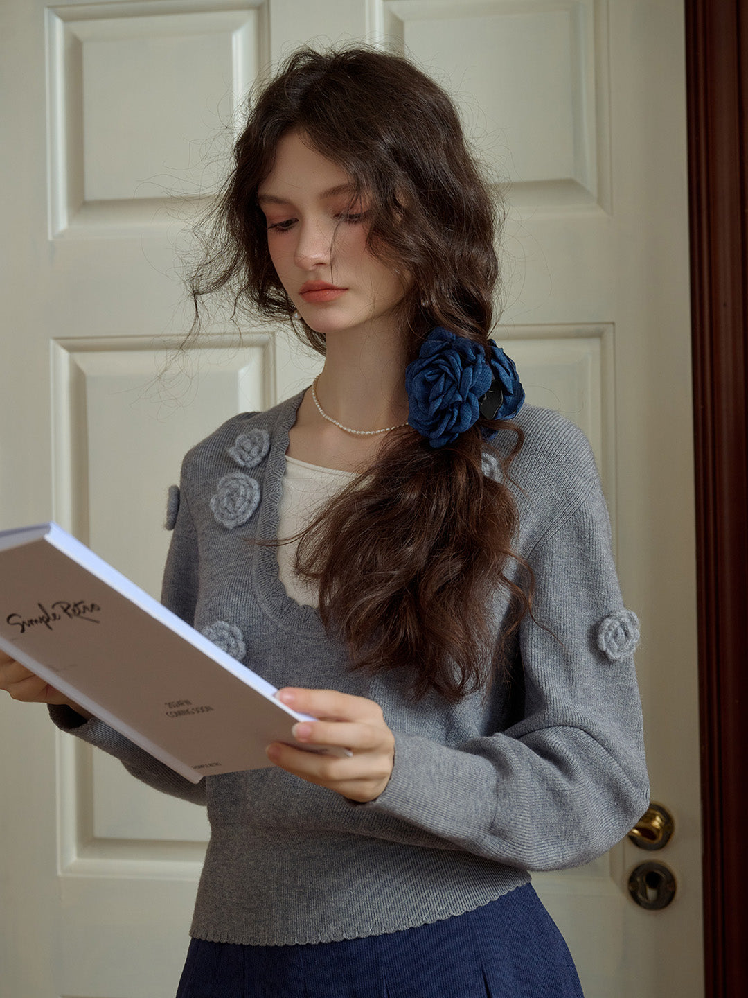 3D Çiçekli Yuvarlak Yaka Bluz